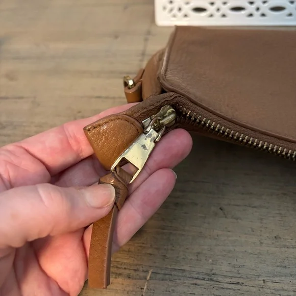 Tory Burch Tan Robinson Pebbled Leather Clutch Bag - Picture 6 of 12